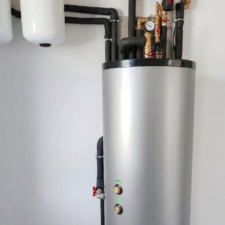 Zasobnik ciepłej wody użytkowej z instalacją hydrauliczną